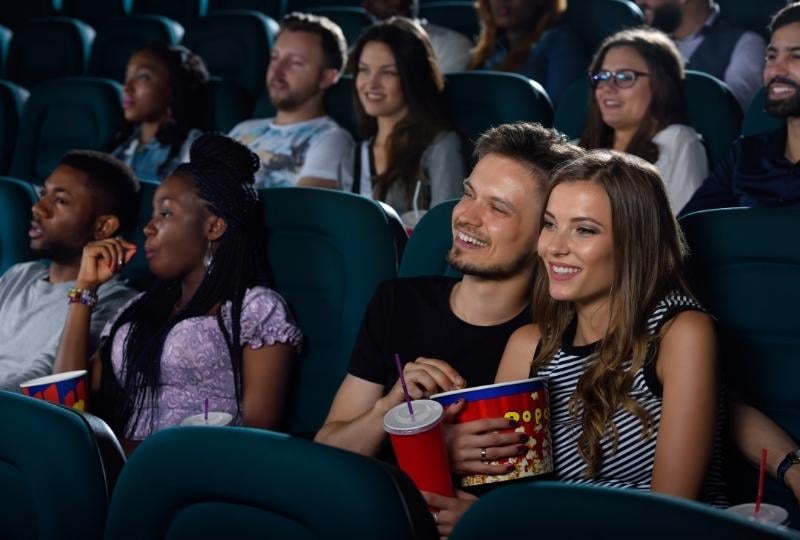 couple-enjoying-movie